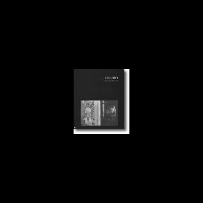 Capa de livro preto com título 'DOURO' e duas imagens, uma abstrata e outra fotográfica.