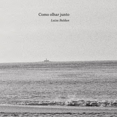 Imagem a preto e branco do mar com um barco ao longe e texto 