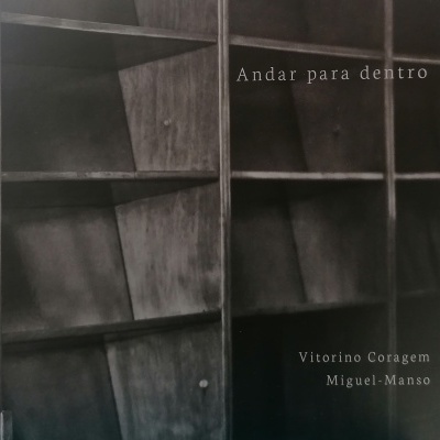 Estante de madeira envelhecida a preto e branco com texto impresso ao lado.