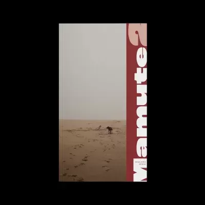 Capa de livro bege com fotografia de praia e esculturas de cães, texto Manutenção em vermelho