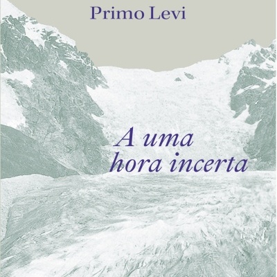 Capa de livro com título e autor em letras roxas sobre imagem de montanhas nevadas.
