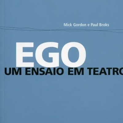 Capa de livro azul com título EGO UM ENSAIO EM TEATRO e autores Mick Gordon e Paul Broks