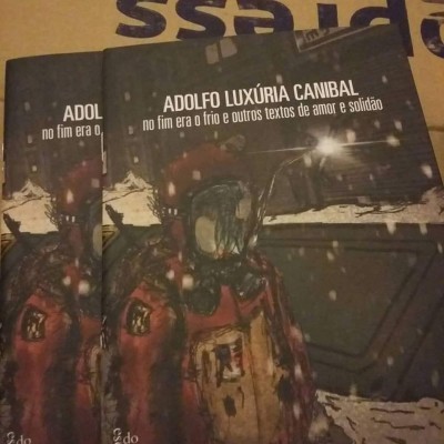 Capa de livro preto com figura em roupa vermelha e título em português.