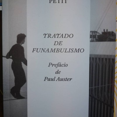 Capa de livro com texto e imagem de pessoa em corda bamba.