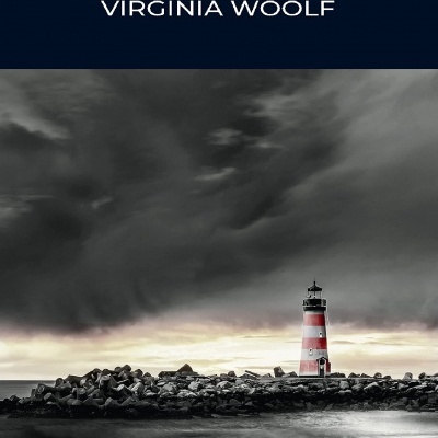 Capa de livro com farol vermelho e branco numa costa rochosa sob céu nublado cinza.