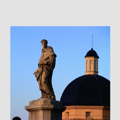 Capa de livro 'Mediterráneos' de Rafael Chirbes com estátua e cúpula ao fundo