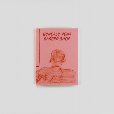 Livro rosa com ilustração de homem visto de costas e texto 'GONÇALO PENA BARBER SHOP'.