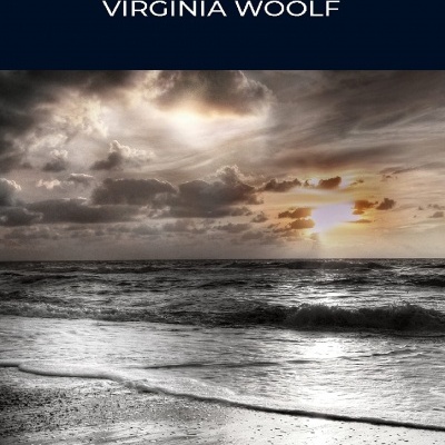 Capa do livro The Waves de Virginia Woolf com imagem de praia e ondas em preto e branco