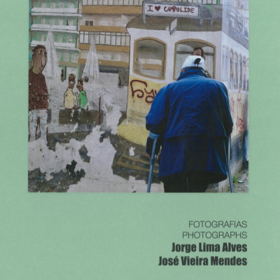 Capa verde com fotografia de pessoa de costas junto a mural urbano e texto de autores
