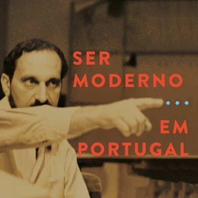 Capa de livro com foto de homem a apontar e texto em azul e vermelho.