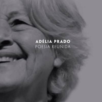 Capa do livro Poesia Reunida de Adélia Prado com fotografia a preto e branco de mulher idosa sorridente