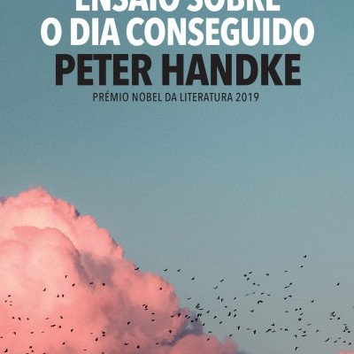 Capa de livro com nuvens cor de rosa e texto do título e autor