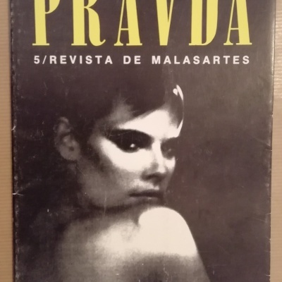 Capa da revista PRAVDA 5 com fotografia preta e branca de mulher e texto amarelo branco.