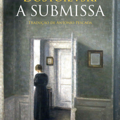 Capa de livro 'A Submissa' de Fiódor Dostoievski com pintura clássica de mulher em interior