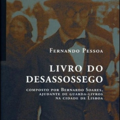 Capa do livro Livro do Desassossego de Fernando Pessoa com foto sépia de homem de chapéu
