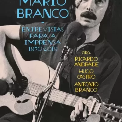 Capa de livro com homem a tocar guitarra e texto sobre entrevistas para a imprensa.