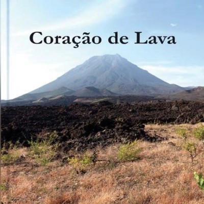 Capa de livro 'Coração de Lava' com imagem de vulcão e terreno árido
