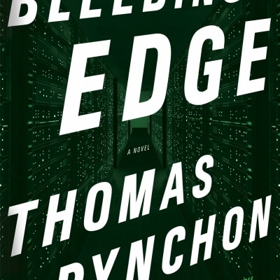 Capa do livro Bleeding Edge de Thomas Pynchon com fundo de servidores iluminados em verde.