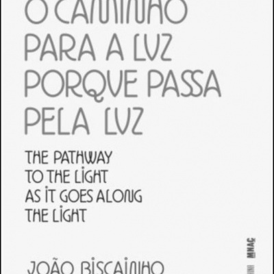 Capa de livro branca com texto em português e inglês