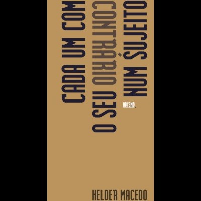 Fundo castanho com texto vertical preto e dourado com a frase CADA UM COM O SEU CHARME NUM SÚJEITO e nome HELDER MACEDO