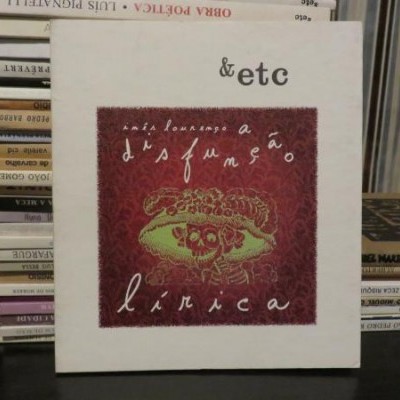 Disco vinil &etc com arte sonora a disfunção lírica em fundo branco e vermelho, rodeado de livros