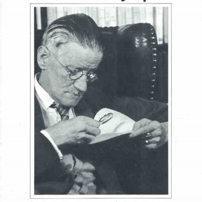 Capa de livro 'Giacomo Joyce' por James Joyce com imagem do autor lendo um papel
