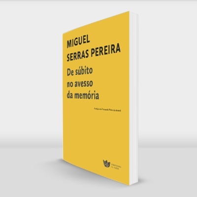Livro amarelo com texto preto colocado numa superfície cinzenta e fundo branco