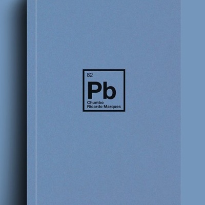 Livro capa dura azul com símbolo químico Pb e nome Ricardo Marques