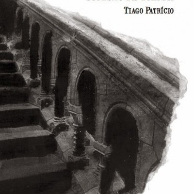Capa de livro Turismo de Guerra de Tiago Patrício em preto e branco com escadaria antiga