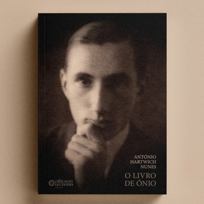 Livro com capa a preto e branco com fotografia de homem e título 'O LIVRO DE ÓNIO'