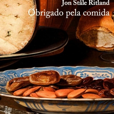 Prato azul com frutos secos e pão com queijo e texto sobreposto