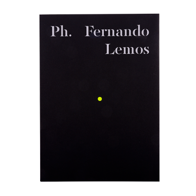 Livro preto com título Ph. Fernando Lemos em branco e ponto amarelo