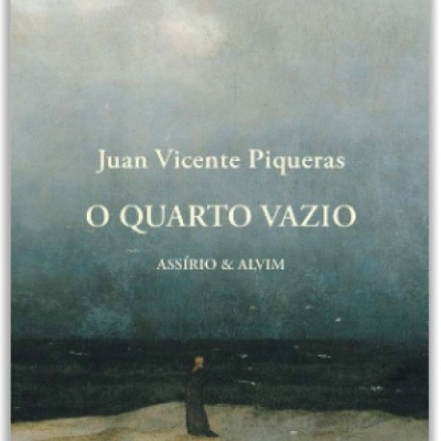 Capa de livro 'O Quarto Vazio' com figura solitária na praia e céu nublado