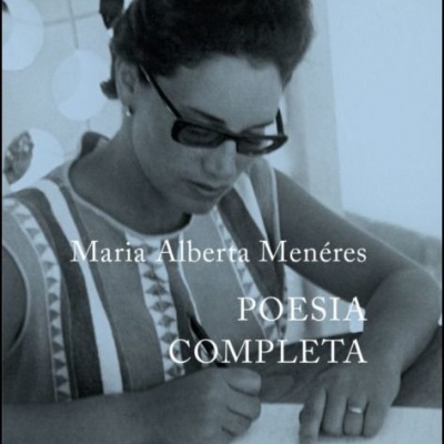 Capa do livro 'POESIA COMPLETA' de Maria Alberta Menéres com imagem de mulher a escrever