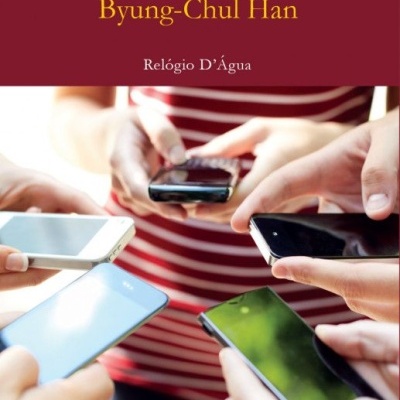 Livro A Crise da Narração e mãos com telemóveis