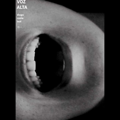 boca aberta vista de perto com texto 'VOZ ALTA' 'diogo costa leal' 'O–'