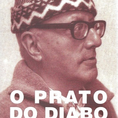 Capa de livro com fotografia de homem de perfil a usar óculos e gorro, título O PRATO DO DIABO