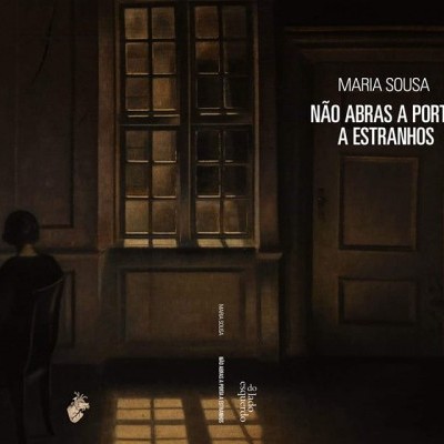 Capa escura com pessoa sentada, janela e porta com texto em branco