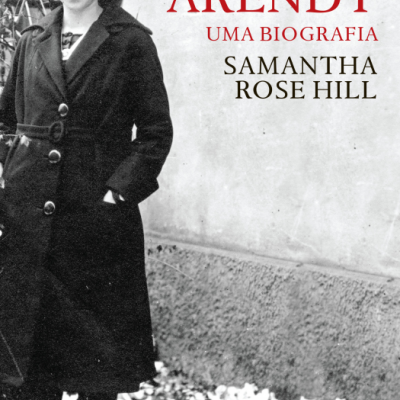 Capa de livro com fotografia a preto e branco de mulher vestida com casaco escuro e chapéu