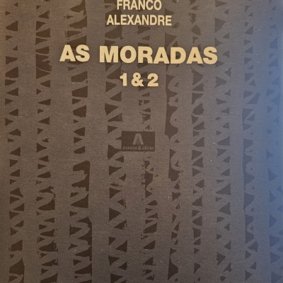 Capa de livro castanha escura com título e autor em letras douradas