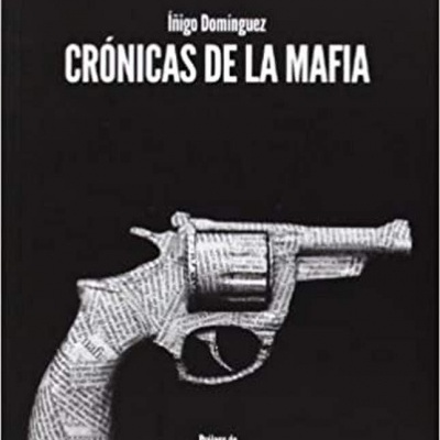 Capa de livro preta com revólver feito de recortes de jornais e texto em branco