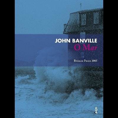 Capa do livro 'O Mar' de John Banville com ondas do mar e uma estrutura à beira-mar