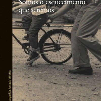 Capa de livro com fotografia a preto e branco de um adulto e criança numa bicicleta