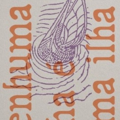 Capa de livro com ilustração de barco e texto carlo ginzburg e nehuma ilha é uma ilha