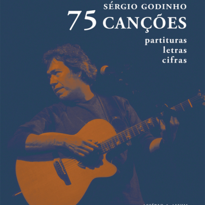 Capa de livro de música com imagem de homem a tocar guitarra acústica e texto branco
