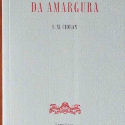 Livro 'SILOGISMOS DA AMARGURA' de E. M. Cioran com capa branca e texto vermelho