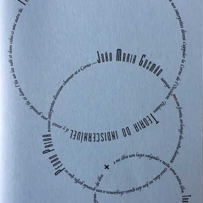 Capa cinza claro com texto curvo em preto contendo nomes e frases em francês e português