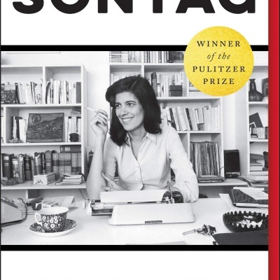Capa do livro Sontag com fotografia a preto e branco e texto