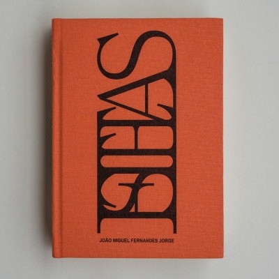 Livro capa dura laranja com título BERGAS em preto