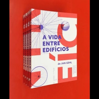 Livro A VIDA ENTRE EDIFÍCIOS de Jan Gehl com capa branca e padrões vermelhos e azuis